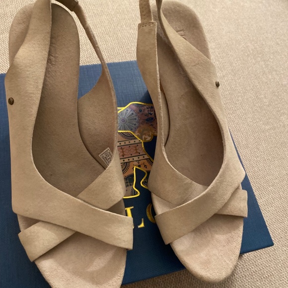 Ugg - Picture 4 of 4